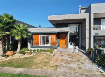 Casa · 180m² · 4 Quartos · 2 Vagas · Casa Sobrado de 4 suítes sendo 2 americanas mobiliada com vaga para 2 carros em Condomínio Fechado e
