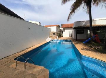 Casa · 710m² · 4 Quartos · 6 Vagas · Casa residencial com 4 quartos sendo 1 suíte disponível para locação e venda no bairro Jardim Karaíb