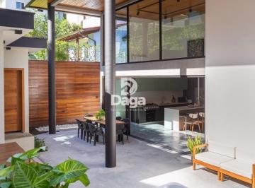 Casa · 270m² · 3 Quartos · 3 Vagas · Casa Alto Padrão em condomínio fechado.