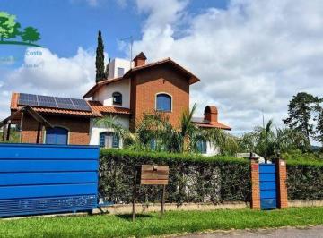 eebba469a1bc7a868e6fe5f67cba58d20e8a1aab · Casa colonial com fundo para lago
