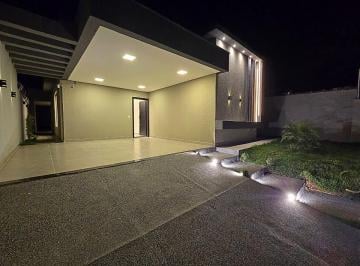 Casa de 3 quartos, Campo Grande · Casa Térrea com Excelente Localização, Fachada Imponente, Piscina e Planejados