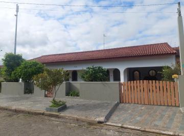 Casa de 3 quartos, Peruíbe · Casa com 3 quartos e espaço para piscina em Peruíbe.