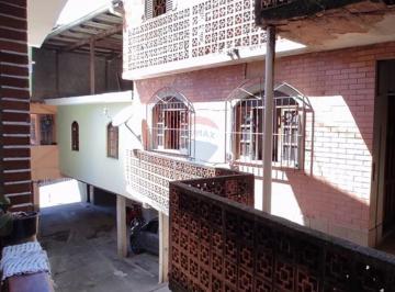 Casa · 84m² · 3 Quartos · 2 Vagas · Casa de 2 quartos em São Pedro, com uma kitnet e em cima apartamento em construção.