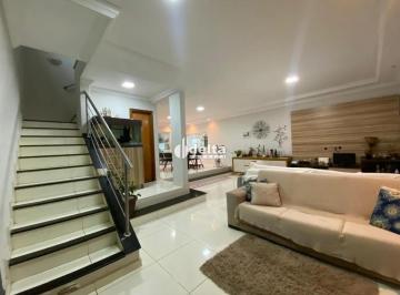 Casa · 301m² · 3 Quartos · 4 Vagas · Casa com 3 quartos sendo 2 suítes disponível para venda no bairro Presidente Roosevelt em Uberlândia