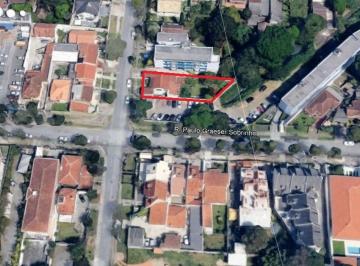 Casa de 3 quartos, Curitiba · ESTUDA PERMUTA: Casa com 3 quartos e 2 vagas em terreno de 620m² próximo ao Hospital N.S. das Graças