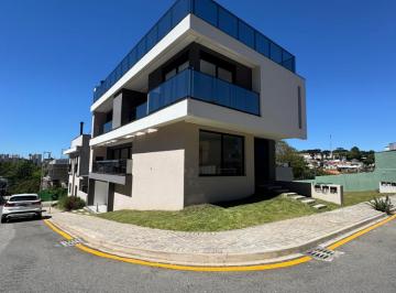 Casa de 4 quartos, Curitiba · Triplex em condomínio fechado com 4 suítes, 2 churrasqueiras e elevador à venda