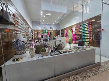 Comercial , Curitiba · Vendo loja de variedades e presentes no SHOPPING COLLEGHI- Bacacheri