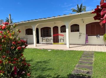 Casa · 85m² · 1 Quarto · Casa térrea charmosa, porteira fecha com amplo terreno e jardim a poucos passos da praia em Mongaguá