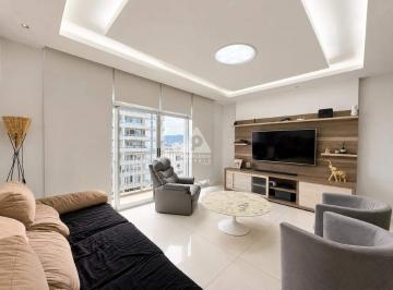Sala · A Joia da Tijuca: Cobertura Duplex Reformada com Energia Solar