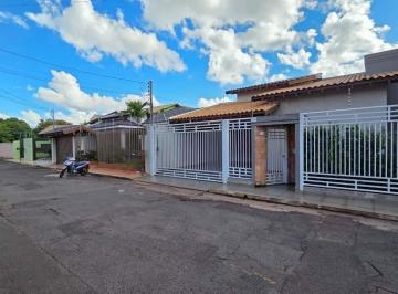 Casa · 165m² · 2 Quartos · 2 Vagas · Casa térrea em rua tranquila proximo à praças.