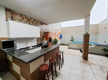 Casa · 160m² · 3 Quartos · 2 Vagas · Casa geminada de três pavimentos, construída em meio lote de 180 m², localizada no bairro Santa Môni