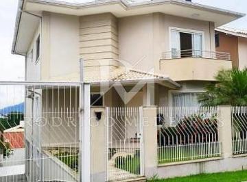 fachada1-casa-3suites-alto-padrao-pedra-branca-pagani-palhoca-imobiliaria-martendal-imoveis-cod2976-17757660638377.jpeg · Casa com 3 suítes e área gourmet na Pedra Branca, Palhoça