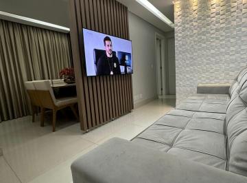 sala com painel de madeira e parede trabalhada · Apartamento todo reformado - super oportunidade!