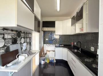 Apartamento Venda 60m² de 2 quartos · Cond. Spazio, apartamento repleto de planejados, cozinha com armários e cooktop, guarda-roupas