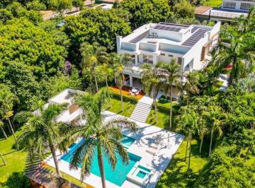 Casa · 2853m² · 5 Quartos · 14 Vagas · Casa com 5 suítes no condomínio FAZENDA DA GRAMA por 23 milhoes