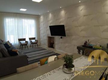 Casa · 219m² · 4 Quartos · Casa em Condomínio Village com 4 Suítes, Lareira e Espaço Gourmet