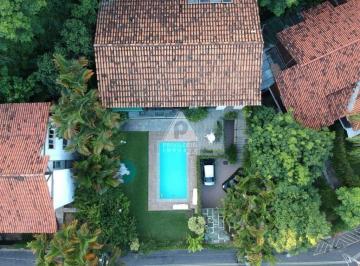 Casa · 563m² · 5 Quartos · 4 Vagas · Casa no Joá, 563 m2 com pé direito duplo, 5 quartos, 4 banheiros e 4 vagas de garagem. Jardim e pisc