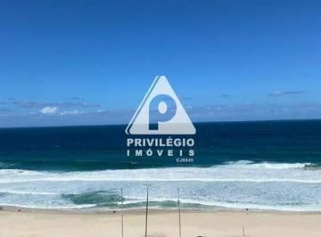 Apartamento · 220m² · 4 Quartos · 3 Vagas · Exclusivo! 220m² de Luxo, Reformado, 4 quartos e Frontal Mar no Alfa Quality