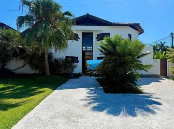 f22af87214f7e0ed241bb83b70b761f0a54cdc21 · Casa Reformada á venda no Jardim Acapulco no Guarujá I Omega Imoveis