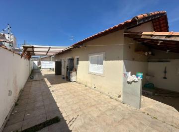Casa de 2 quartos, Itanhaém · Casa com 2 quartos e churrasqueira em Itanhaém.
