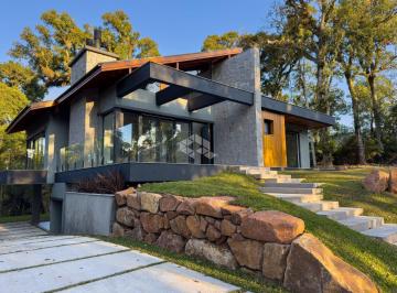 Casa · 319m² · 3 Quartos · 2 Vagas · Casa, pronta, térrea, 3 suítes + lavabo, 318,55m² em Gramado