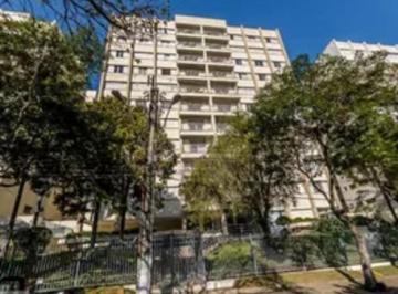 Fachada para a Avenida Papa Pio XII · Tranquilidade de rua de bairro e sol da tarde