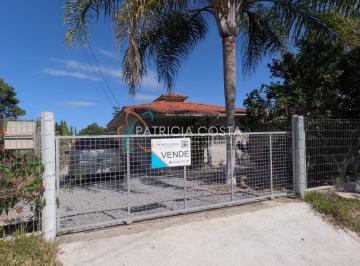 Casa · 134m² · 3 Quartos · 2 Vagas · Ótima Casa com Grande Pátio à Venda no Campo Duna-Garopaba/SC