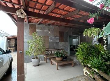 Foto 01 · Casa para locação em Guarapari-ES, bairro Santa Mônica: 3 quartos, 1 suíte, 2 salas, 2 banheiros, 2