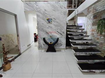 Casa · 278m² · 3 Quartos · 2 Vagas · Casa de 3 Andares com Suíte e Área Coberta no Núcleo Bandeirante