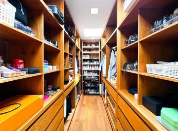 349f00e1-d65d-47af-b5c3-0afaf2fc5afe · Versátil casa em condomínio para venda com 4 quartos, sendo 4 suítes, 644m²