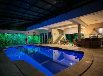f438e295-1737-4ea9-97b3-5493373bd85e · Espetacular casa em condomínio para venda e locação com 4 quartos, sendo 4 suítes, 903m²