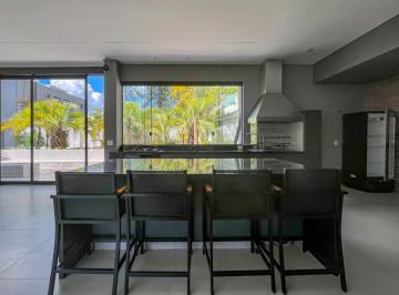 cfeede3f-568e-4588-9a0f-67a194594e13 · Sensacional casa em condomínio para venda com 5 quartos, sendo 5 suítes, 1,264m²