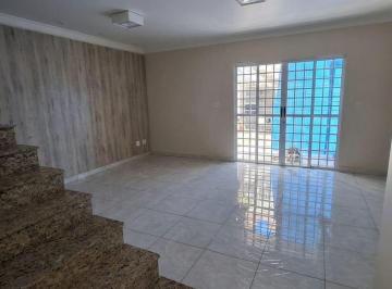 Sala - casa 1 · Duas casas no terreno com 3 andares cada + garagem e quintal em Mauá