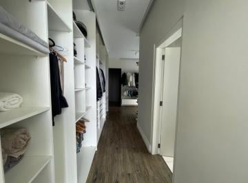 07ee6282-9ff1-445d-953f-ab0e3c19ad40 · Deslumbrante casa em condomínio para locação com 3 quartos, sendo 3 suítes, 300m²