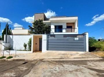 Casa · 420m² · CASA EM GUAXUPÉ - NOVA FLORESTA