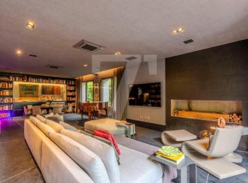 Casa · 355m² · 3 Quartos · 4 Vagas · Casa tranquila e acolhedora, assinada por David Bastos