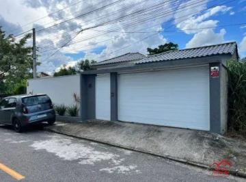 Casa · 160m² · 4 Quartos · 2 Vagas · Excelente Casa Alto Padrão no Centro de Maricá com Piscina por R$ 900.000