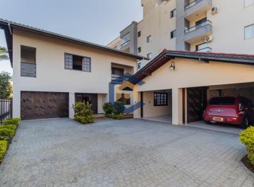 Casa · 220m² · 4 Quartos · 2 Vagas · Sobrado no Saguaçú amplo por R$1.100.000,00.