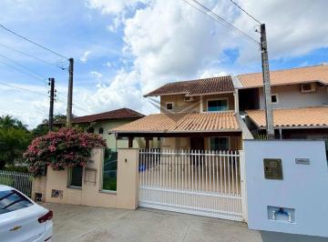 Fachada · Apaixone-se por essa maravilhosa casa no Loteamento Champ Elysee II - Bairro Velha em Blumenau