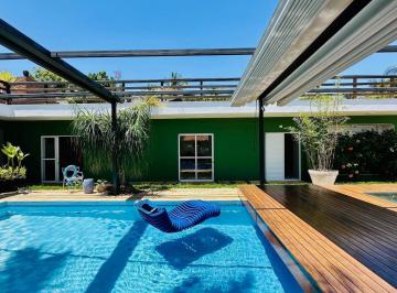 Casa · 500m² · 7 Quartos · 6 Vagas · Casa á venda na Praia do Pernambuco no Guarujá | Exclusividade QVista Intelig...