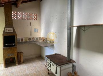 Foto 01 · Casa com 2 quartos, planejados na cozinha, sala com painel, quintal fácil de manter e vaga para 2 ca