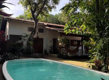 Casa · 485m² · 3 Quartos · 4 Vagas · Casa com piscina e amplo quintal. Pé direito alto, ventilada, confortável!