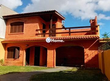 Casa · 250m² · 3 Quartos · 2 Vagas · Casa com 3 quartos, 3 banheiros, churrasqueira no bairro Jardim São Pedro.