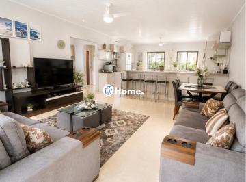 Living-amplo · Casa Espaçosa com Pátio e 4 Vagas no Partenon.
