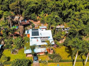 dcce0af8b579fc2f4c0d9e70b215f58022297c3e · Casa com 6 quartos e Vista Mar na Praia da Daniela, em Florianópolis/SC.