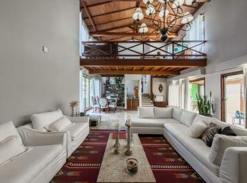 Casa · 750m² · 4 Quartos · 4 Vagas · Sobrado de Alto Padrão à Venda no Condomínio Jardins do Lago – Sofisticação, Espaço e Exclusividade