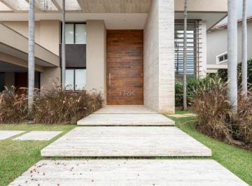 Casa · 651m² · 4 Quartos · 8 Vagas · Quando o automático deixa de fazer sentido, lugares assim começam a fazer.