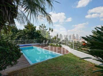 Casa · 700m² · 5 Quartos · 6 Vagas · Casa contemporânea com 5 suítes e vista panorâmica para o skyline de São Paulo