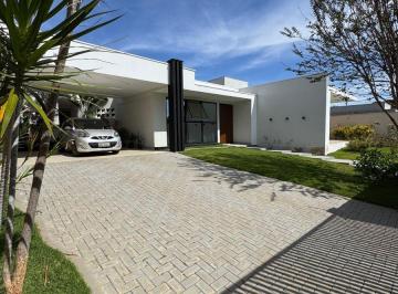 Casa de 3 quartos, Águas Claras · Casa em condomínio fechado com 3 quartos e 800m² - Arniqueiras