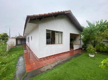 Casa de 4 quartos, Peruíbe · Casa com 4 quartos e espaço para piscina em Peruíbe.